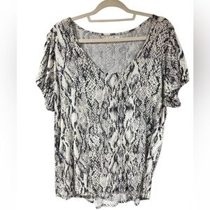 24/7 Women’s Snakeskin Look V-Neck Short Sleeve Top NWOT